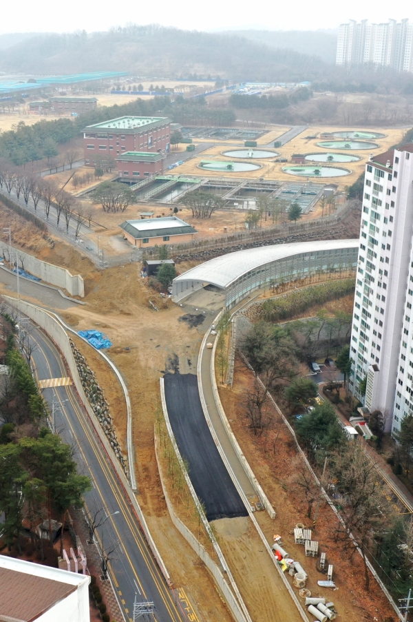 용인시가 광역상수도관 등이 묻힌 도로를 확.포장 하는 과정에서 감독기관인 수자원공사와 협의 없이 공사를 진행해 물의를 빚고 있다. 한국수자원공사 수지정수장 앞 도로공사가 중단된 채 방치되고 있다. /김철빈 기자