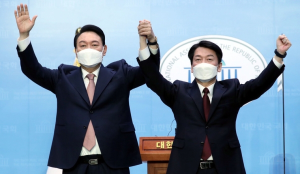 국민의힘 윤석열 대선 후보와 국민의당 안철수 대선 후보가 3일 오전 국회 소통관에서 단일화 기자회견을 마치며 포즈를 취하고 있다. 국회사진기자단
