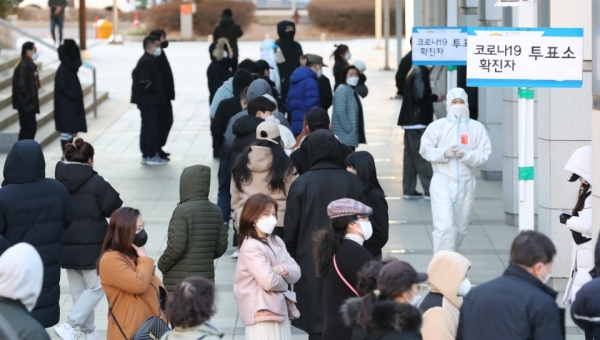 제20대 대통령선거 사전투표에서 코로나19 확진자와 격리자 투표과정에서 선관위의 부실 관리 논란을 빚고 있다.중앙선관위는 "코로나19 확진 선거인의 사전투표에 불편하게 해 매우 안타깝고 송구하다"고 밝혔다.5일 수원시청 별관 야외에 마련된 코로나19 확진자 투표소에서 유권자들이 투표 차례를 기다리고 있다. /김철빈 기자