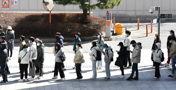 제20대 대통령선거 사전투표 이틀째인 5일 오전 수원시청 별관에 마련된 인계동 사전투표소에서 투표를 하려는 시민들이 줄지어 대기 중이다. 홍승남 기자