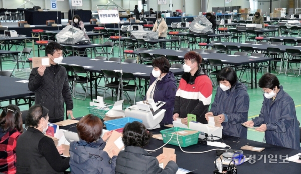 제20대 대통령선거를 이틀 앞둔 7일 오후 수원특례시 권선구 정현중보들테니스센터에 설치된 개표소에서 관계자들이 개표 장비 점검 및 교육을 하고 있다. 사전투표 당시 논란을 빚었던 코로나19 확진자 및 격리자의 투표 방법이 이날 확정되면서 각 지역 선거관리위원회느 투.개표 사무원들을 대상으로 관련 교육을 강화했다./김시범 기자