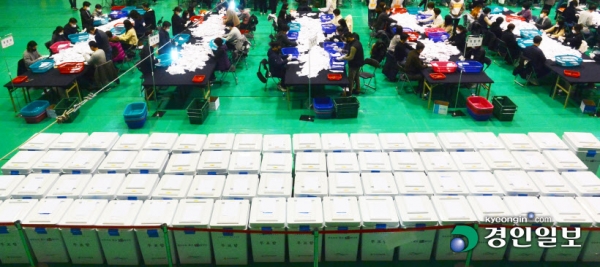 제20대 대통령선거 투표가 종료된 9일 오후 수원시 영통구 아주대학교 체육관에 마련된 개표소에서 개표작업이 진행되고 있다. 2022.3.9 /김금보기자