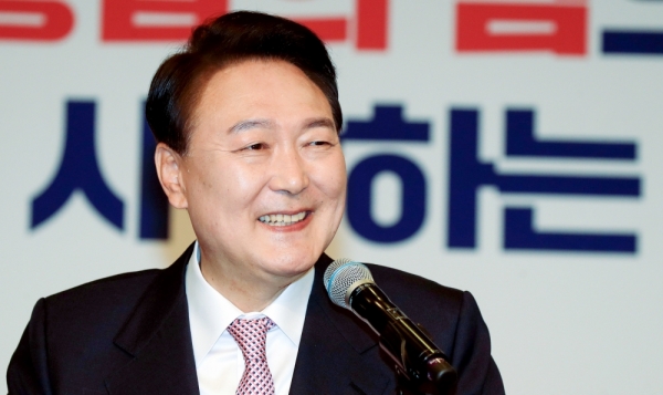 ▲ 윤석열 대통령 당선인이 10일 오전 서울 여의도 국회에서 당선 인사 기자회견을 하고 있다. /연합뉴스
