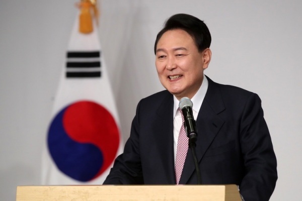 윤석열 대통령 당선인이 10일 오전 서울 여의도 국회에서 당선 인사 기자회견을 하고 있다. 국회사진기자단