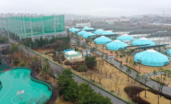 ▲ 시설 노후화에 따른 악취 발생 등으로 지역사회와 갈등이 예상되고 있는 수원하수처리장. 1995년부터 27년째 가동하고 있는 하수처리장은 노후화 기준(25년)을 넘은 상태다. 사진은 화성시 송산동 수원환경사업소 전경. /김철빈 기자