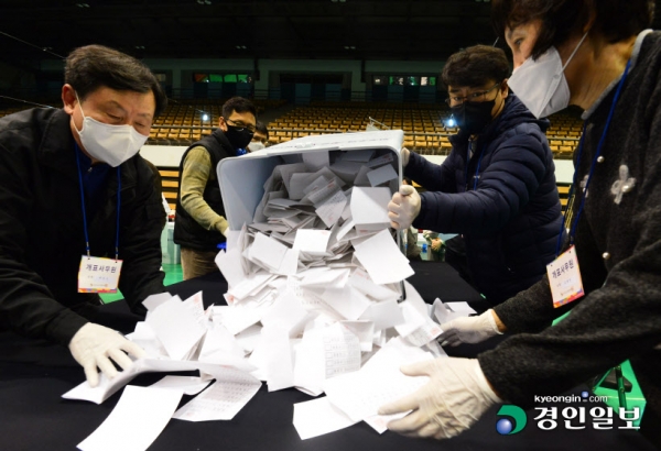 제20대 대통령선거 투표가 종료된 9일 오후 수원시 영통구 아주대학교 체육관에 마련된 개표장에서 개표작업이 진행되고 있다. 2022.3.9 /김금보기자