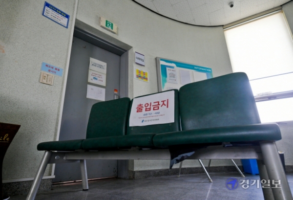 화학사고 대피소로 지정돼있는 용인특례시 죽전1동 행정복지센터 다목적실 앞이 출입금지가 붙어있는 의자로 막혀있다. 윤원규 기자