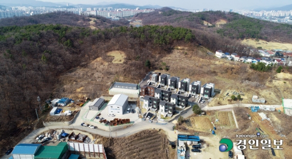 용인플랫폼시티 개발사업에 '필지 쪼개기'를 이용해 매매 차익을 거둔 토지주들의 소통추진단 활동을 용인시가 묵인했던 것으로 드러나 논란이 일고 있다. 사진은 필지 쪼개기 의혹이 제기된 용인플랫폼시티 개발사업 구역 내 신갈동의 한 임야. /김도우 기자