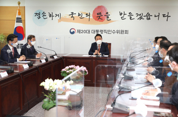 ▲ 윤석열 대통령 당선인이 지난 24일 서울 종로 통의동 인수위에서 열린 지역균형발전특별위원회 임명장 수여식을 마친 뒤 인사말을 하고 있다. (사진=연합뉴스 제공)