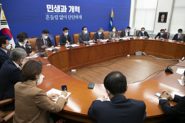 지난달 31일 오전 국회에서 열린 더불어민주당 정책조정회의. 국회사진기자단