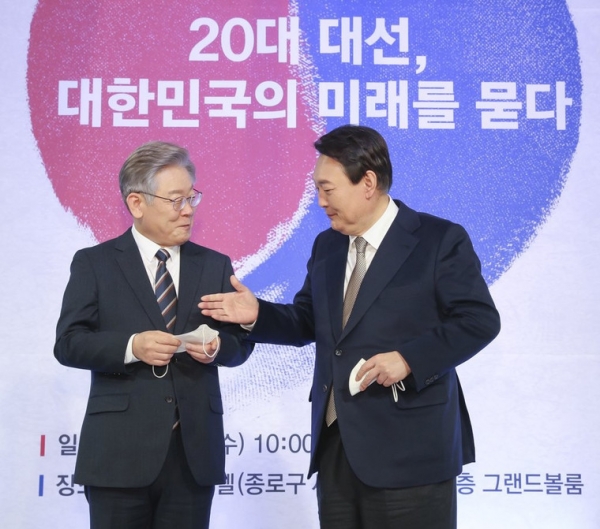 지난해 11월 서울 종로구 포시즌스 호텔에서 중앙일보 주최로 열린 '2021 중앙포럼'에 참석한 이재명 더불어민주당 전 대선 후보(왼쪽)와 윤석열 대통령 당선인. 국회사진기자단