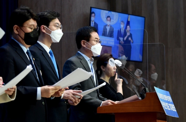 ▲ 더불어민주당 정당혁신추진위원회 윤영덕 의원이 6일 오전 국회 소통관에서 제4차 혁신안을 발표하고 있다. (사진=국회사진기자단/연합뉴스 제공)