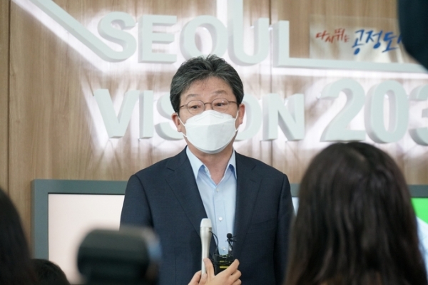 ▲ 유승민 전 의원이 11일 서울시청에서 오세훈 서울시장과 조찬을 마치고 기자들과 백브리핑을 하고있다. (사진=유승민 캠프 제공)