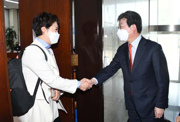 경기지사에 공천 신청한 국민의힘 김은혜 의원이 8일 오전 국회에서 국민의힘 제8회 전국동시지방선거 광역단체장 공천신청자 면접을 마치고 나오며 유승민 전 의원과 악수하고 있다. /사진=국회사진기자단