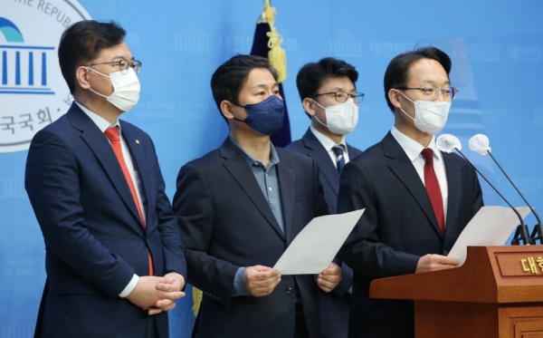 ▲ 국민의힘 송언석 원내대수석부대표(왼쪽부터), 더불어민주당 김영배 정개특위 간사, 더불어민주당 진성준 원내수석부대표, 국민의힘 조해진 간사가 14일 오전 서울 여의도 국회 소통관 기자회견장에서 양당 원내수석-정개특위 간사 정개특위 합의 발표문을 발표하고 있다.