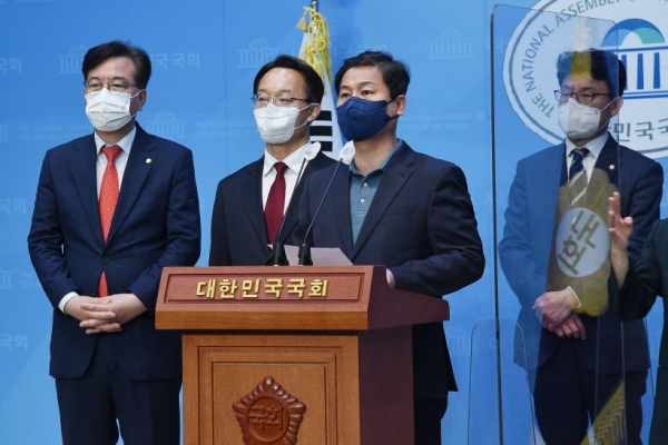 국회 정치개혁특별위원회가 14일 서울 여의도 국회에서 지방의원 선거구 획정 합의 관련 기자회견을 하고 있다. 왼쪽부터 국민의힘 송언석 원내 수석 부대표, 국민의힘 조해진 정개특위 간사, 더불어민주당 김영배 정개특위 간사, 진성준 원내 운영 수석 부대표. 2022.4.14 /국회사진기자단