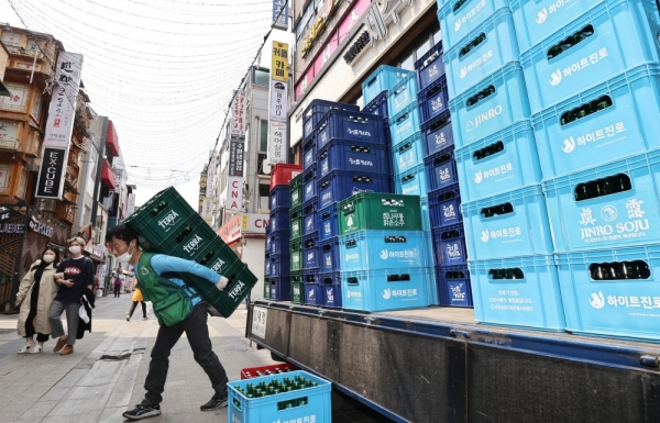 사적 모임 인원제한과 영업시간, 행사 등 코로나19 '사회적 거리두기'조치가 모두 해제된 18일 오후 수원역 앞 로데오거리에서 주류배송 기사가 음식점에서 주문한 술 상자를 배달하고 있다. /김철빈 기자