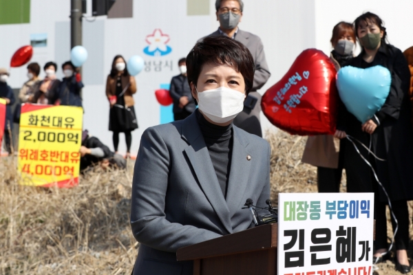 6·1 지방선거 경기지사 출마를 선언한 국민의힘 김은혜 의원이 7일 여러 특혜 의혹이 불거진 경기 성남시 대장동의 한 개발현장을 방문, 출마 포부를 밝히고 있다. /사진=연합뉴스