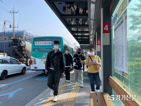 2일 오전 출근길 버스정류장에서 시민들이 마스크를 쓰고 버스를 기다리고 있다. /사진=강현수 기자
