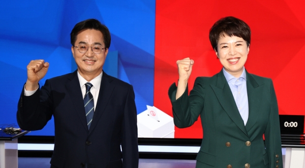 ▲ 지난 9일 오후 수원시 팔달구 SK브로드밴드 수원방송 스튜디오에서 진행된 ㈔경기언론인클럽, 인천경기기자협회 주최 ‘제8회 전국동시지방선거 경기도지사 후보자 초청 토론회’에서 김동연 더불어민주당, 김은혜 국민의힘 경기지사 후보가 경기도 숙원사업 중 하나인 경기 북부 ‘분도(分道)’ 문제에 대해 입장차를 보였다. (사진=㈔경기언론인클럽, 인천경기기자협회 제공)