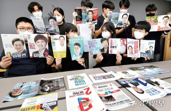 제8회 전국동시지방선거 사전투표를 하루 앞둔 26일 성남시 서현고등학교 정치·경제연구소 동아리 학생들이 경기도지사, 도 교육감, 시장 등 각 후보자들의 공보책자를 살펴보며 생애 첫 투표에 대한 학습을 하고 있다. 김시범기자