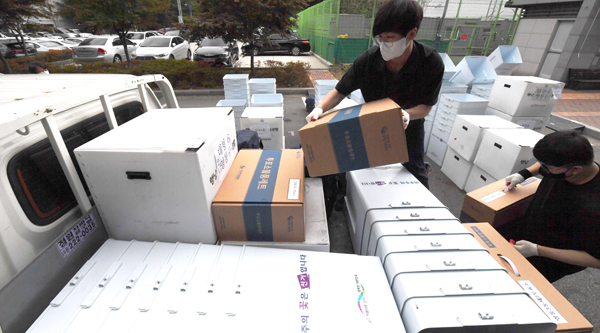 6·1 지방선거를 이틀 앞둔 30일 수원특례시 영통구선거관리위원회에서 각 동 관계자들이 투표소 물품을 옮기느라 분주하다. 홍승남 기자