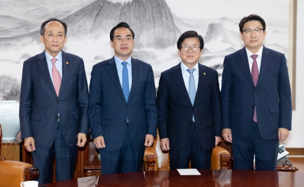 ▲ 박병석 국회의장이 지난 29일 오전 국회에서 여·야·정 추경안 협의 전 참석자들과 기념촬영을 하고 있다. 왼쪽부터 추경호 부총리 겸 기획재정부 장관, 더불어민주당 박홍근 원내대표, 박 의장, 국민의힘 권성동 원내대표 (사진=연합뉴스 제공)