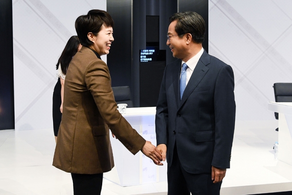 동연 더불어민주당 후보는 '청년'에게 기회 넘치는 경기도를 선언했고, 김은혜 국민의힘 후보는 초등 아침급식 전면 실시를 내걸며 '아동'에 집중했다. 그러나 구체성은 불분명해 우려의 목소리가 나오고 있다. 사진은 경기도지사 후보자 토론회에서 두 후보가 인사하는 모습. /국회사진기자단