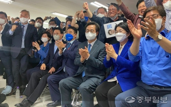 김동연 경기도지사 후보와 배우자 정우영 씨가 2일 수원시 팔달구 인계동에 마련된 개표 상황실에서 개표 현황을 지켜보며 환호하고있다. 김수언기자