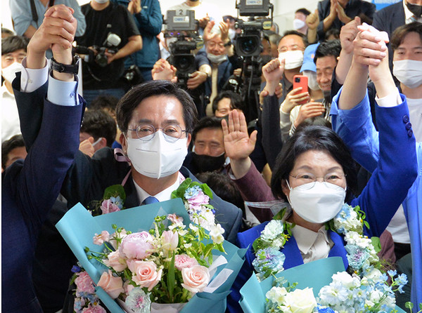 더불어민주당 김동연 경기도지사 후보가 2일 오전 경기도 수원시 팔달구 선거사무소에서 당선이 확실시되자 환호하고 있다. /경기사진공동취재단