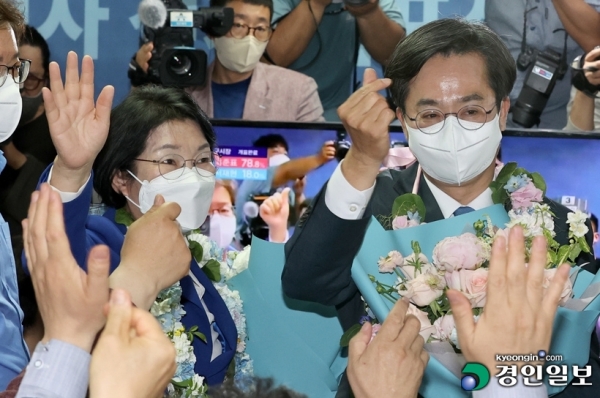 김동연 더불어민주당 경기도지사 당선인이 2일 오전 수원시 팔달구 선거 사무소에서 당선이 확정되자 배우자 정우영씨와 함께 환호하고 있다.2022.6.2 /김금보기자