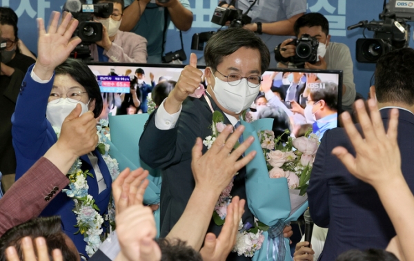 ▲ 더불어민주당 김동연 경기도지사 후보가 2일 오전 경기도 수원시 팔달구 선거사무소에서 당선이 확실시되자 환호하고 있다. (사진=경기사진공동취재단/연합뉴스 제공)