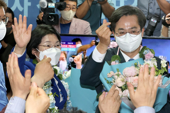 더불어민주당 김동연 경기도지사 후보가 2일 오전 경기도 수원시 팔달구 선거사무소에서 당선이 확실시되자 환호하고 있다. /경기사진공동취재단