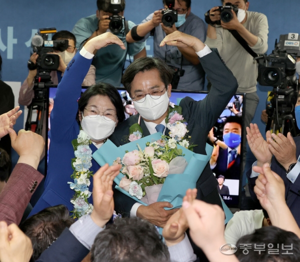 더불어민주당 김동연 경기도지사 당선인이 2일 오전 수원 선거캠프에서 당선이 확정되자 배우자 정우영씨와 함께 환호하고 있다.노민규기자