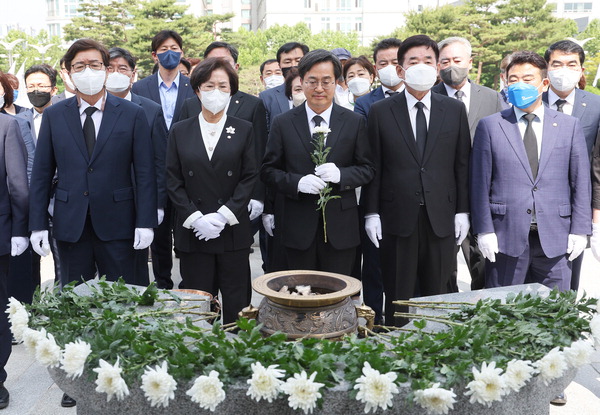 더불어민주당 김동연 경기도지사 당선자가 당선 이후 첫 공식일정으로 2일 오전 수원특례시 팔달구 수원현충탑을 참배했다. 홍승남 기자