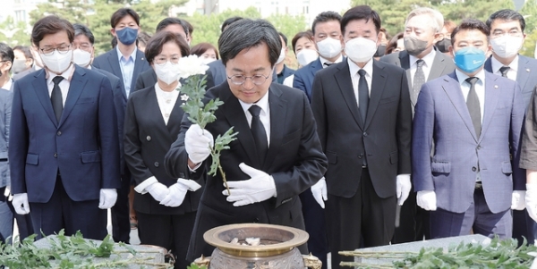 수원현충탑 찾은 김동연 경기지사 당선인 더불어민주당 김동연 경기도지사 당선인과 선대위 관계자 등이 2일 오전 당선 후 첫 일정으로 수원특례시 팔달구 수원현충탑을 찾아 참배하고 있다. 윤원규기자