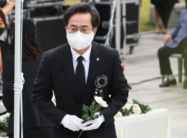 김동연 경기도지사 당선인이 6일 오전 경기도 수원시 팔달구 수원현충탑에서 열린 '제67회 현충일 추념식'에서 헌화를 위해 이동하고 있다. 연합뉴스