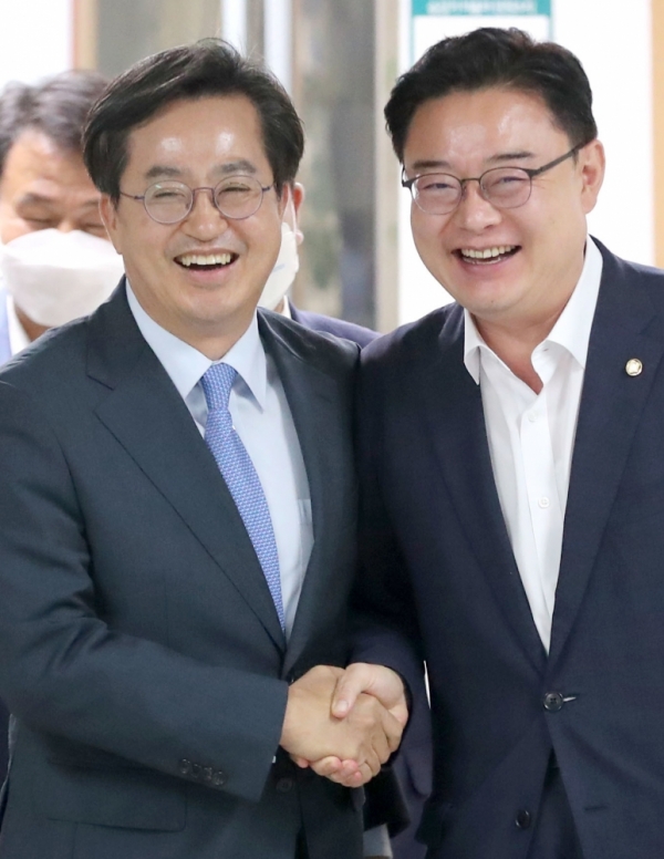 ▲ 더불어민주당 김동연 경기지사 당선인이 7일 오후 수원시 장안구 국민의힘 경기도당을 방문해 마중 나온 김성원 도당위원장과 활짝 웃으며 악수를 나누고 있다. /김철빈 기자