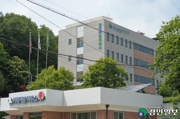 경기도 내 노인요양원 수가 우후죽순으로 급증하면서 '총량제'를 실시하는 지자체가 늘고 있다. 요양원 난립을 방지할 수 있지만 경쟁 제한에 따른 부작용도 우려된다. 사진은 수원시내 한 요양원의 모습. 2022.6.8 /김금보기자