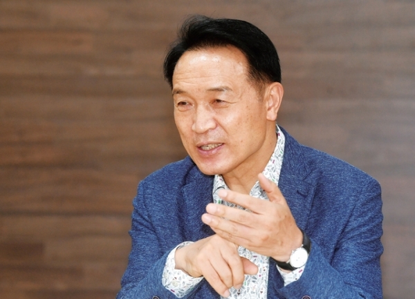 임태희 경기도교육감 당선인이 본보와의 인터뷰를 통해 앞으로 4년동안 이끌어 갈 경기교육의 비전을 밝히고 있다. 김시범기자