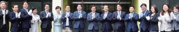 도지사직 인수위 출범식 9일 오후 수원특례시 경기도인재개발원에서 열린 ‘경기도지사직 인수위원회 출범식’에서 김동연 경기도지사 당선인과 인수위원 등이 기념촬영을 하고 있다. 조주현기자