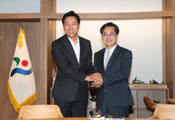오세훈 서울시장(오른쪽)과 김동연 경기도지사 당선인이 13일 오전 서울시청 시장 집무실에서 만나 서울시와 경기도 간 현안을 논의하기에 앞서 악수하고 있다. 연합