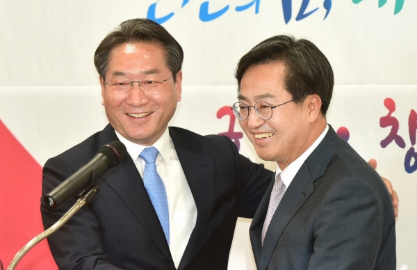 ▲ 김동연(오른쪽) 더불어민주당 경기도지사 당선인이 유정복 국민의힘 인천시장 당선인과 13일 인천 연수구 G타워 내 인천시장직 인수위원회 브리핑룸에서 열린 환담 자리에서 악수하며 환하게 웃고 있다. /양진수 기자