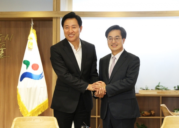 김동연 경기도지사 당선인(오른쪽)이 13일 서울특별시청 시장실에서 오세훈 서울시장 당선인과 회동을 가졌다. 사진= 인수위