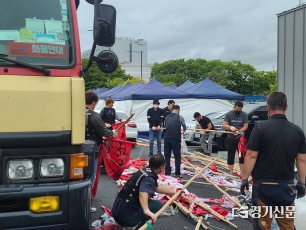 8일 만에 협상 타결 ‘업무 복귀’…안전운임제 기간 연장 ‘물류난’ 숨통조합원들 “안전운임제 지속 추진 …적용 품목 확대도 논의 환영”일몰 기한 연장 ‘미봉책’ 지적…모호한 합의문구 논란 쟁점 될 것