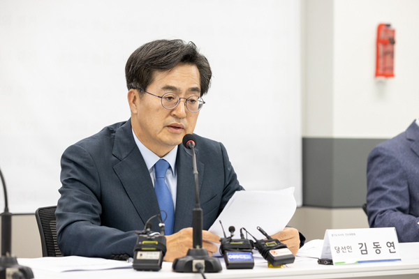 김동연 경기지사 당선인이 17일 도지사직 인수위원회 2층 대회의실에서 '경기도 비상경제대책회의'를 주재하고 있다. (제공 도지사직 인수위원회)