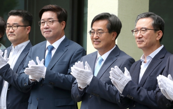 경기도지사직인수위원회 현판식이 열린 9일 오후 수원시 장안구 경기도인재개발원에서 김동연 당선인(오른쪽 두번째)과 인수위 공동위원장,상임고문 등이 박수를 치고 있다.오른쪽부터 정성호 고문,김 당선인,염태영 공동위원장,반호영 공동위원장. /인천일보DB