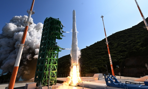 ▲ 국내 독자 기술로 개발된 한국형 발사체 누리호(KSLV-Ⅱ)가 21일 오후 전남 고흥군 나로우주센터에서 2차 발사되고 있다. 이번 2차 발사는 한국이 독자 개발한 발사체에 실제 기능을 지닌 독자 개발 인공위성을 실어서 쏘는 첫 사례다. (사진=사진공동취재단/연합뉴스)