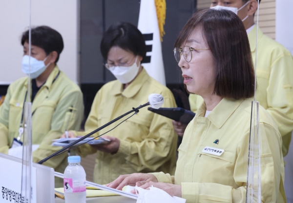 백경란 질병관리청장이 22일 오후 충북 청주시 질병관리청에서 원숭이두창 국내 환자 발생 상황과 검사 결과, 대응조치 등을 설명하고 있다. 백 청장은 브리핑에서 지난 21일 "인천공항으로 귀국해 의심 증상을 보인 내국인 A씨에 대해 유전자증폭(PCR) 검사와 유전자염기서열 분석을 실시한 결과 확진자로 판정했다"고 밝혔다. 연합