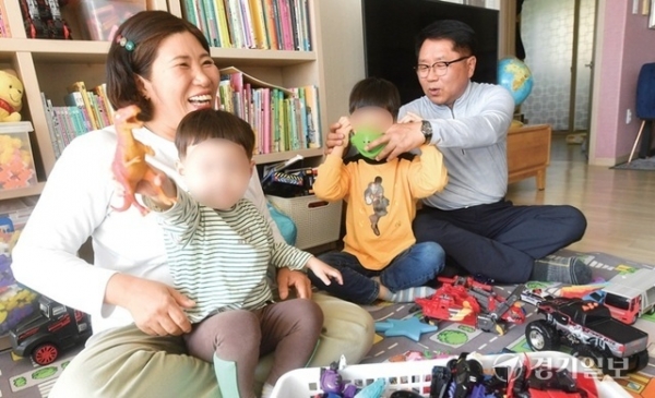 권경수(64)·김숙(59) 부부가 위탁아동 태진이(7·가명)와 해진이(4·가명)를 보살피고 있다. 조주현기자